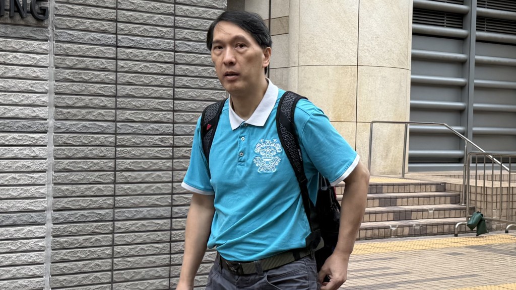 事主父親庭上作供。