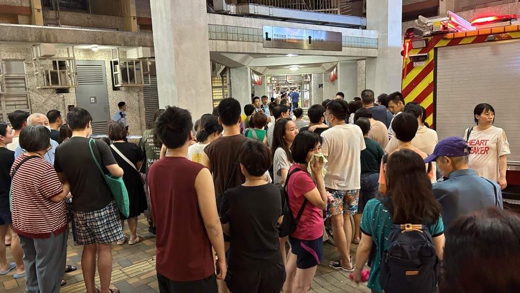 蓝田平田邨平旺楼1楼一个单位起火，大批居民疏散走到楼下避险。