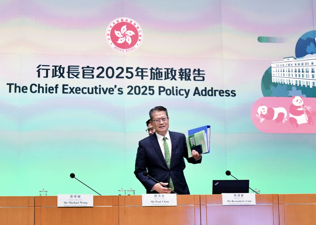 陳茂波指政府未來的工作重點是引入產業和重大項目。盧江球攝 陳茂波指政府未來的工作重點是引入產業和重大項目。盧江球攝