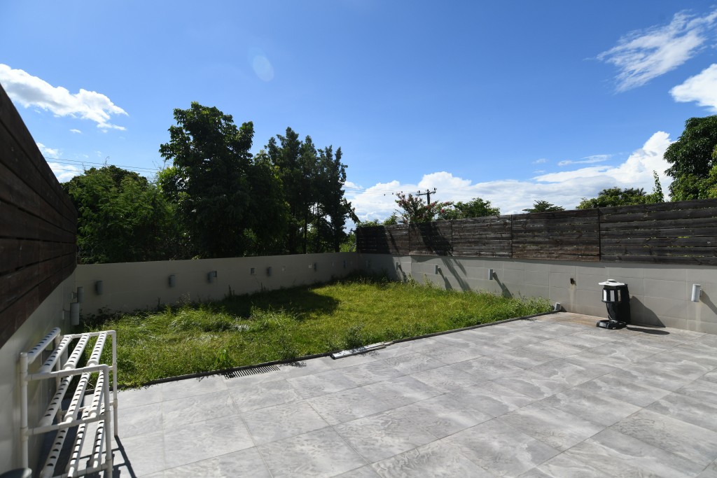 單位設有1546方呎大花園，可在此享受陽光。