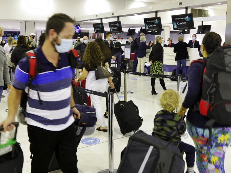澳洲各地機場內，擠滿數以百計等候辦理登機手續前往紐西蘭的旅客。AP圖片