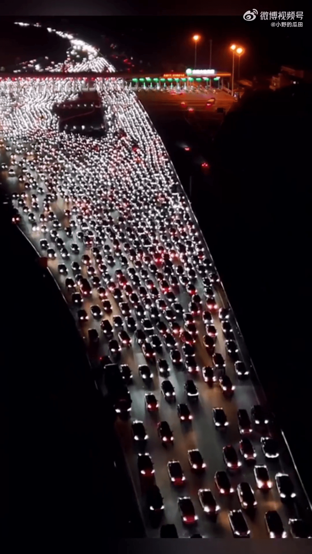 國慶黃金周前夕航拍堵車現場。