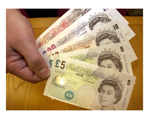 自去年中英國「脫歐」公投至今,英鎊兌美元匯價已大跌16%。AP