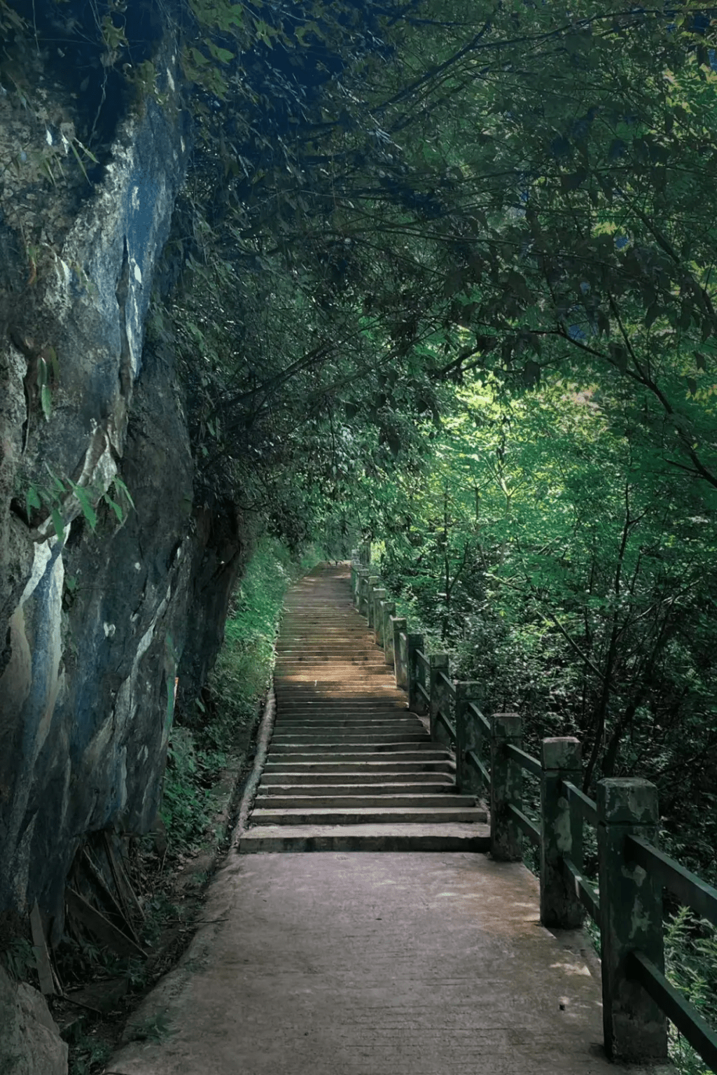 乾元山位於四川省江油市含增鎮境內。