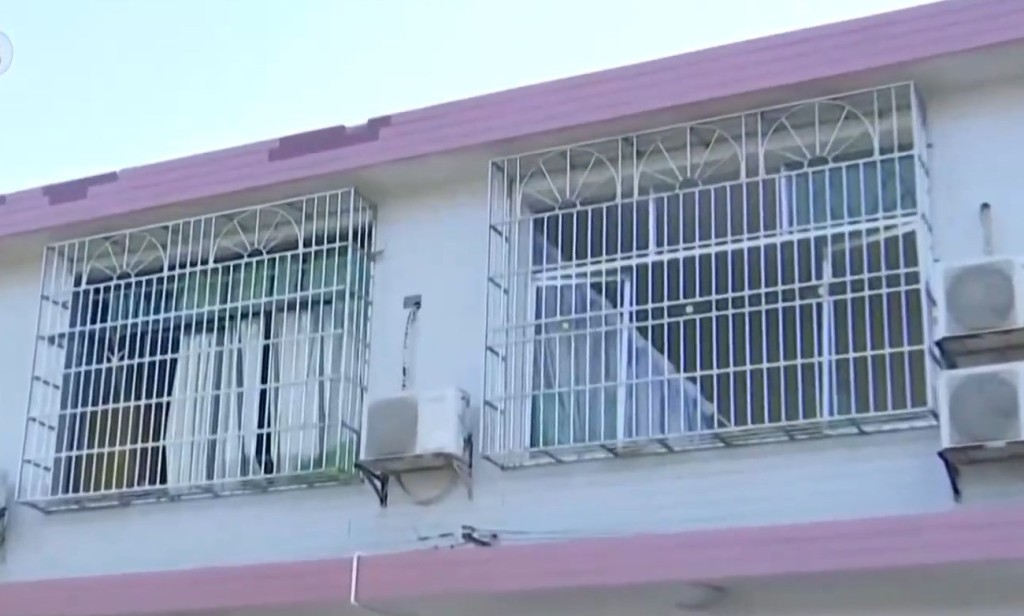 远处建筑物的玻璃亦被震碎。央视截图