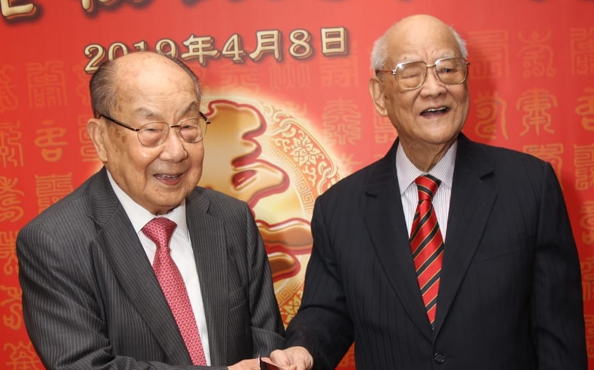 虽然吴康民（右）已93岁，但身体依然健康，思路清晰。