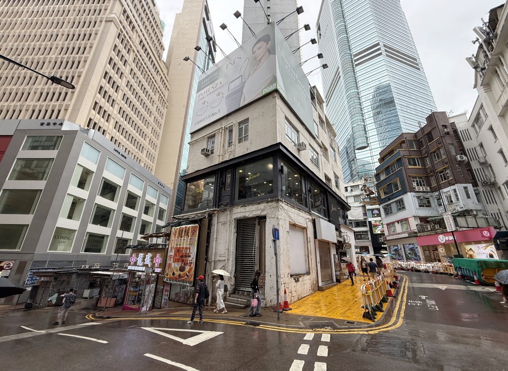 铜锣湾恩平道54号低层地下A舖及渣甸坊7号地舖，由手信店以每月逾30万承租。