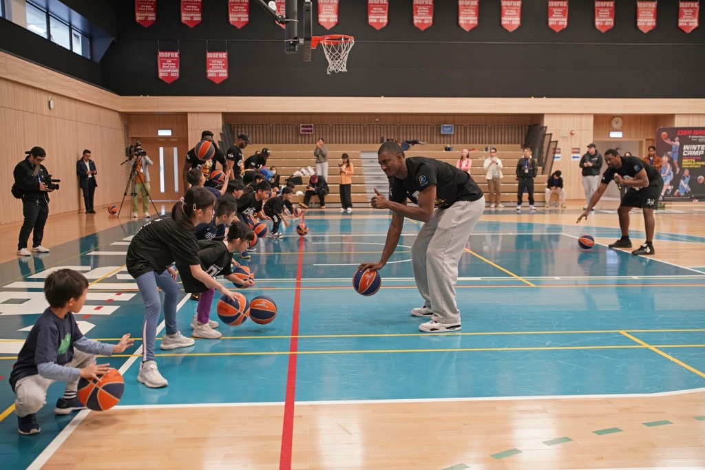 前NBA球星慈世主持籃球冬令營，培訓小球員。 公關圖片