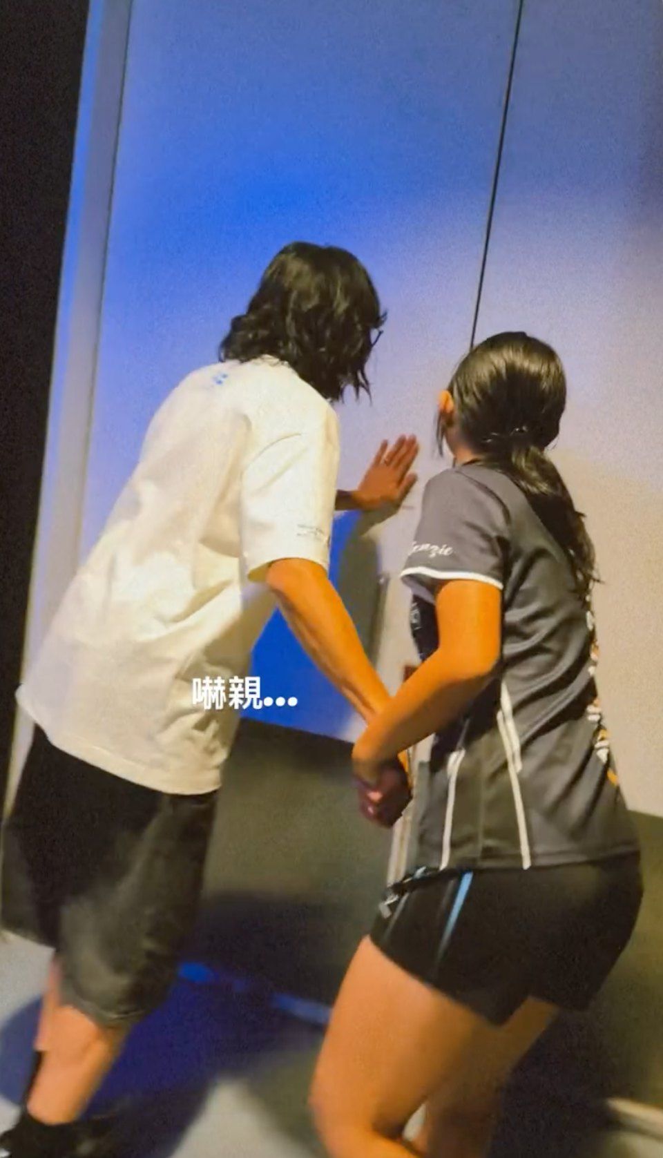 陸永拖著女兒SimSim的手走過後台走廊,父女情深,場面溫馨。 陸永拖著女兒SimSim的手走過後台走廊,父女情深,場面溫馨。