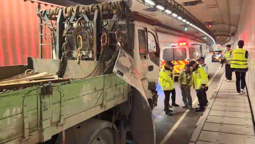 吊臂車司機接受警方查問。