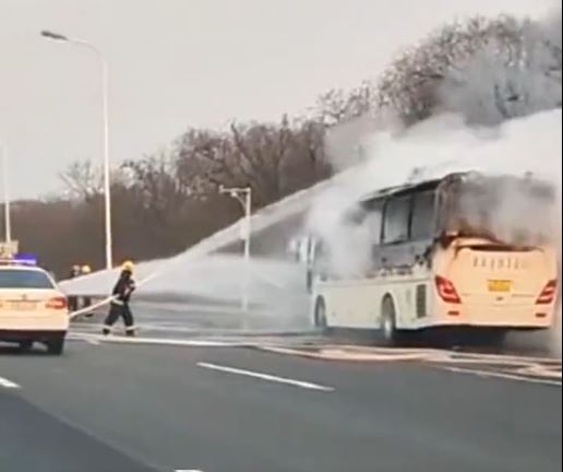 消防员到场救熄巴士大火。
