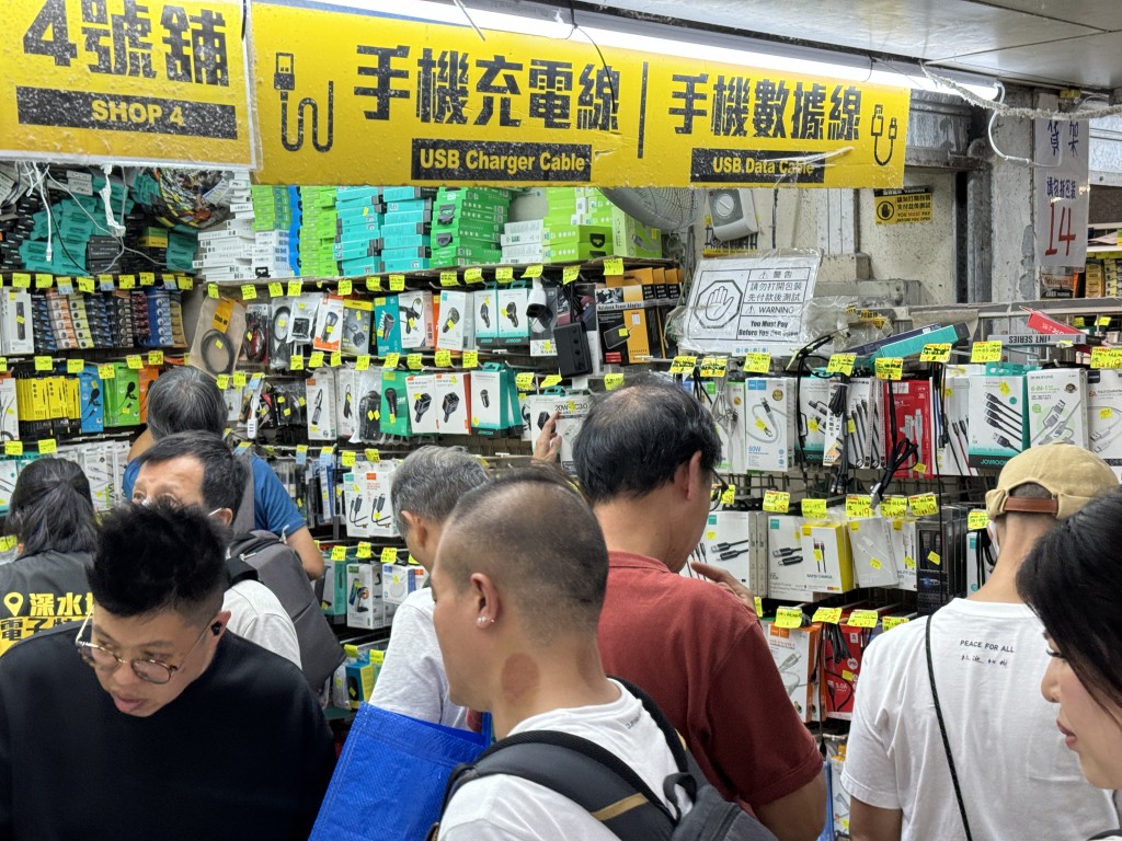 店内有售卖各式手机配件。陈俊豪摄