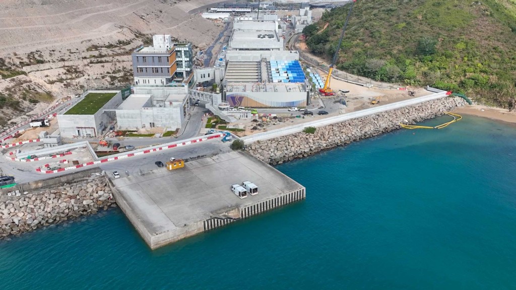 海水化淡廠位於將軍澳137區，臨近海邊。甯漢豪網誌