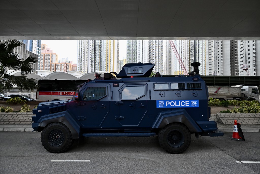 警方在西九法院外加強戒備,「劍齒虎」裝甲車在現場待命。 警方在西九法院外加強戒備,「劍齒虎」裝甲車在現場待命。