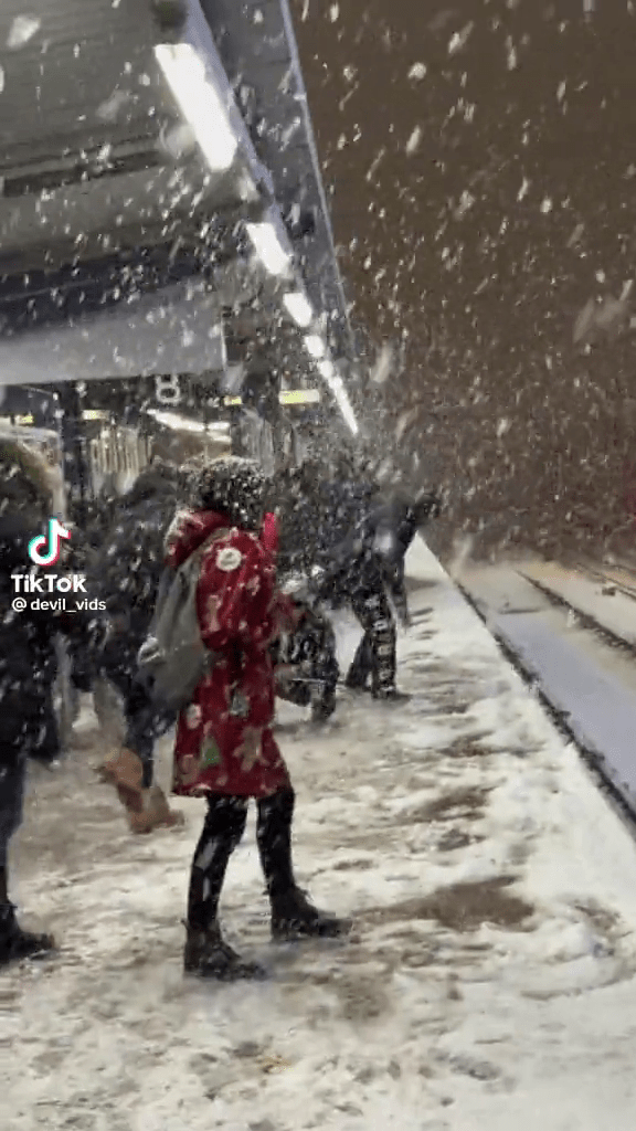 伦敦西汉姆站民众隔著路轨在月台上打起雪球大战。网图