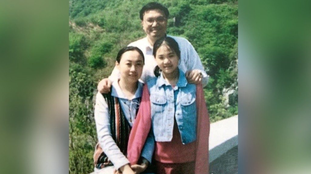 已故前總理李克強與妻女的合照罕有曝光。網絡圖片