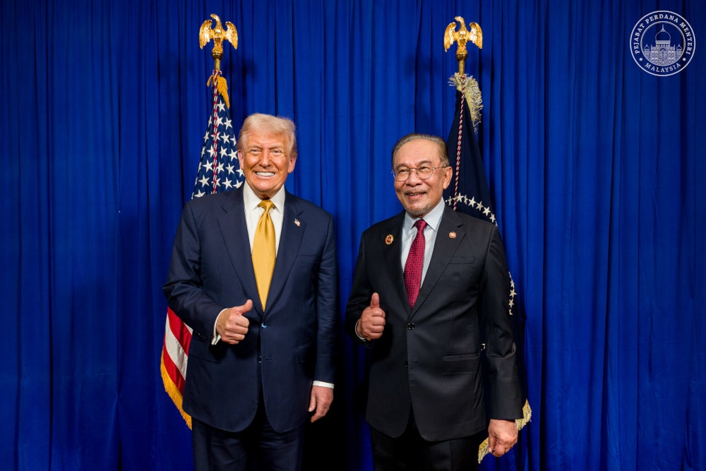 去年10月26日,马来西亚首相安华与特朗普在吉隆坡签署贸易协议。X/Anwar Ibrahim 去年10月26日,马来西亚首相安华与特朗普在吉隆坡签署贸易协议。X/Anwar Ibrahim