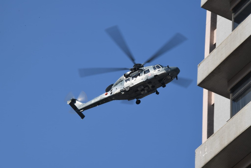 外籍男子由直升机送往东区医院抢救。