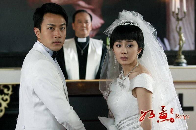 楊冪和劉愷威2011年合作內地劇《如意》撻着。