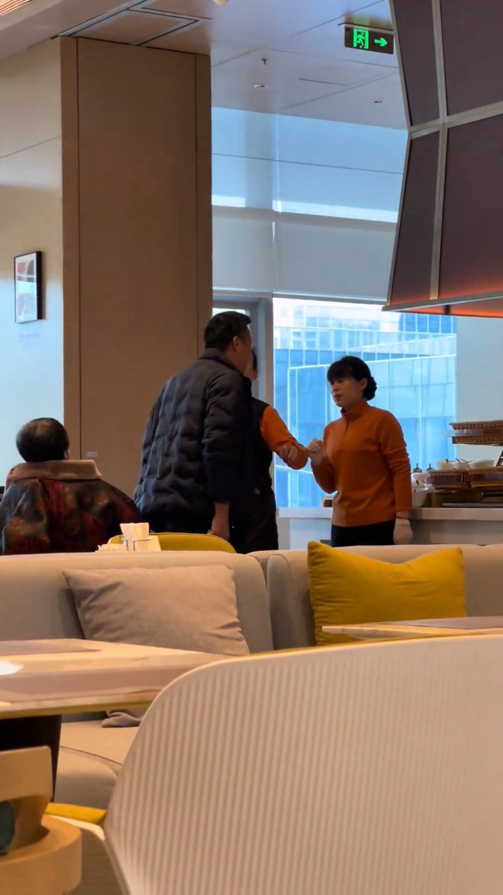網傳男子企圖打包酒店自助早餐食物,被職員出言阻止。微博@藍色的煙卷 網傳男子企圖打包酒店自助早餐食物,被職員出言阻止。微博@藍色的煙卷