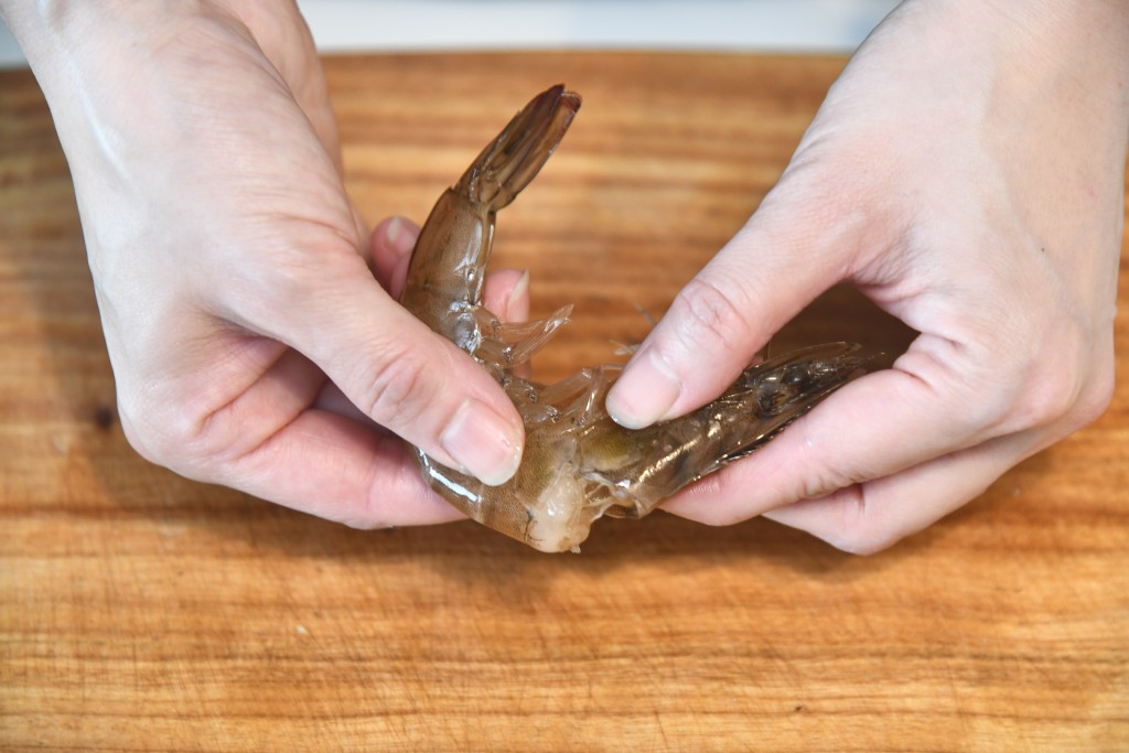 Step 1: 將蝦去頭、除殼和去腸。 Remove the heads from the shrimps, then shell and devein the shrimps.