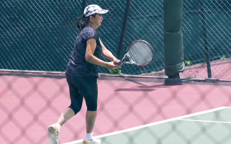 陈秀珠打网球有板有眼，但没有受过正统训练。