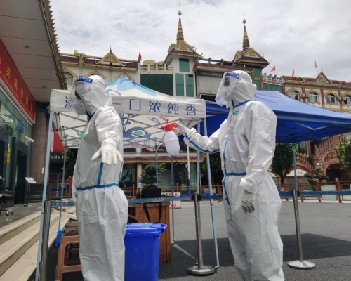 雲南瑞麗巿有逾萬人等候入境，邊境防疫人員工作壓力大。 （新華社）