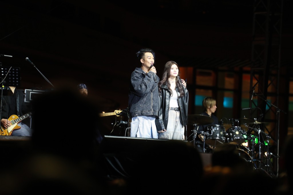 吴浩康在台上介绍为他做和音的侄女。