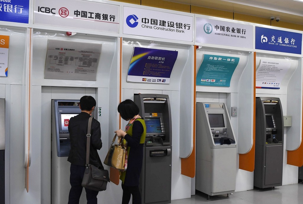 自5月下旬以來,六大國有銀行集體宣布下調存款利率,中小銀行亦緊隨減息步伐。 自5月下旬以來,六大國有銀行集體宣布下調存款利率,中小銀行亦緊隨減息步伐。
