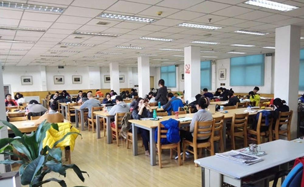 不少高校要求統一上早晚自習。 中新社資料圖