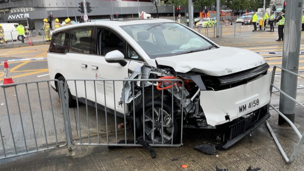 私家車車頭撞毀。蔡楚輝攝 私家車車頭撞毀。蔡楚輝攝