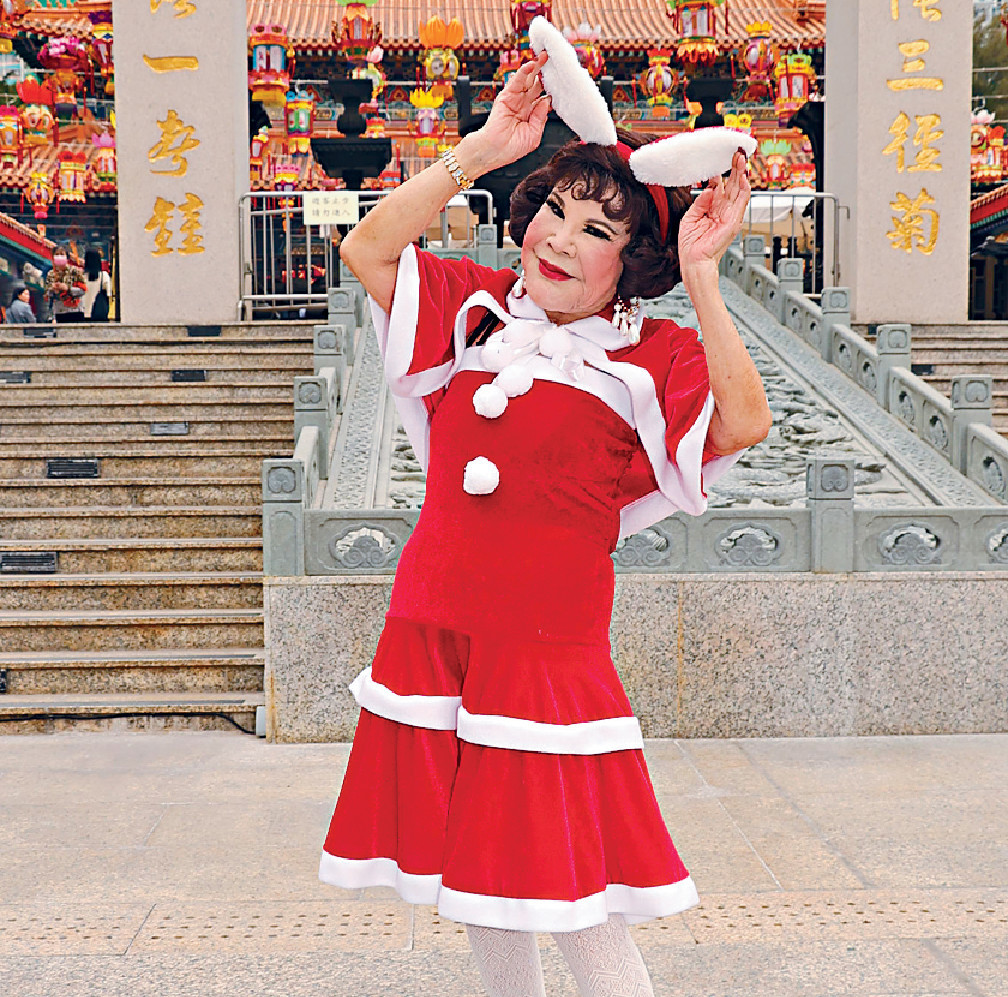 ■夏蕙BB着好有聖誕feel的火紅色兔女郎裝現身。
