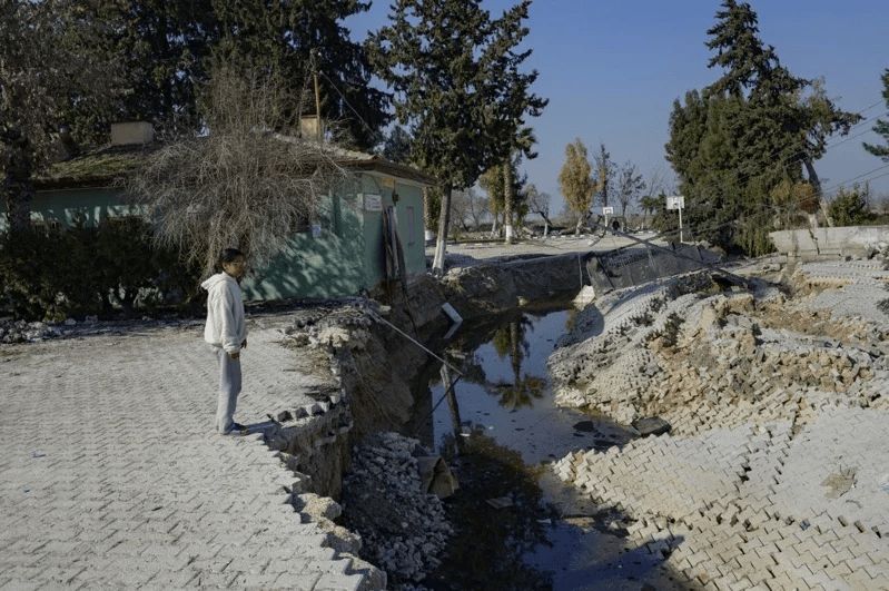 哈塔伊省村民目睹地表撕裂導致的異常裂縫。網圖
