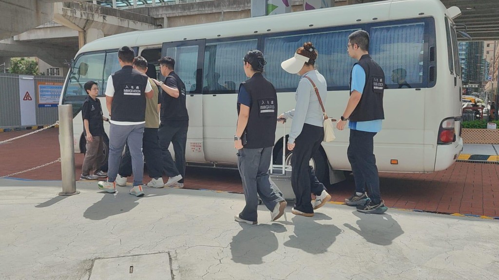 入境處拘捕12人，包括9名黑工。