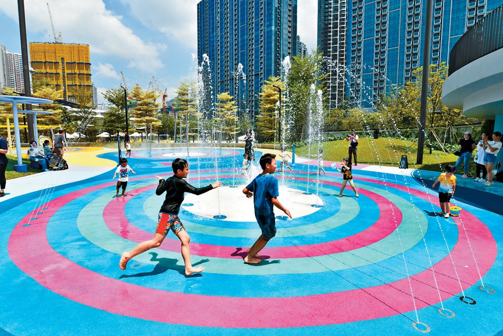 「五行童樂園」設有噴水池。