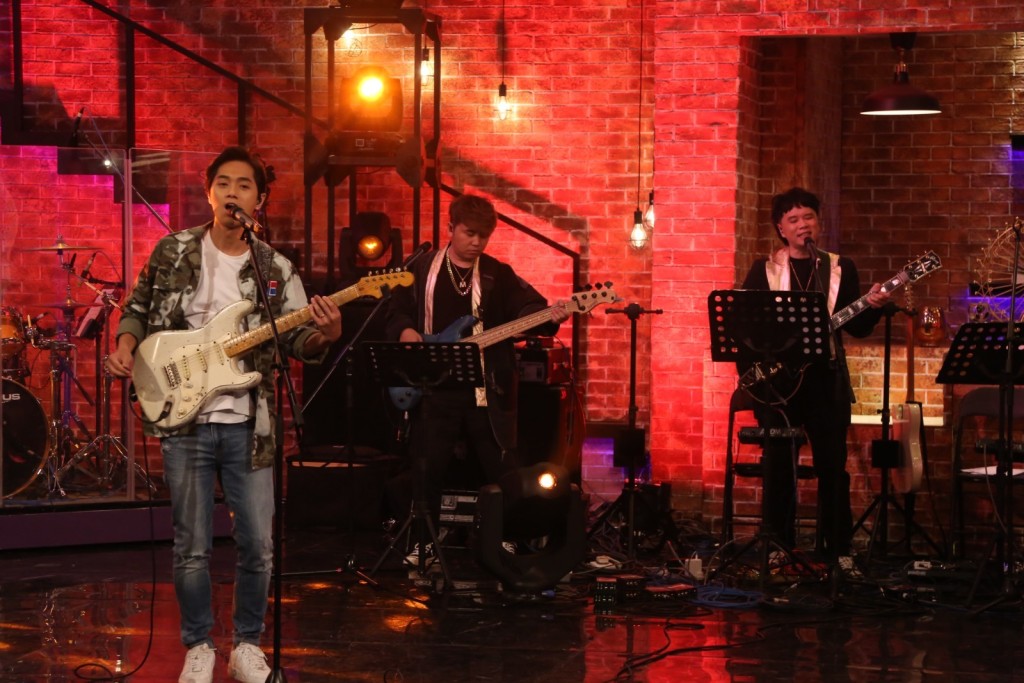 跟band友一同jam歌。