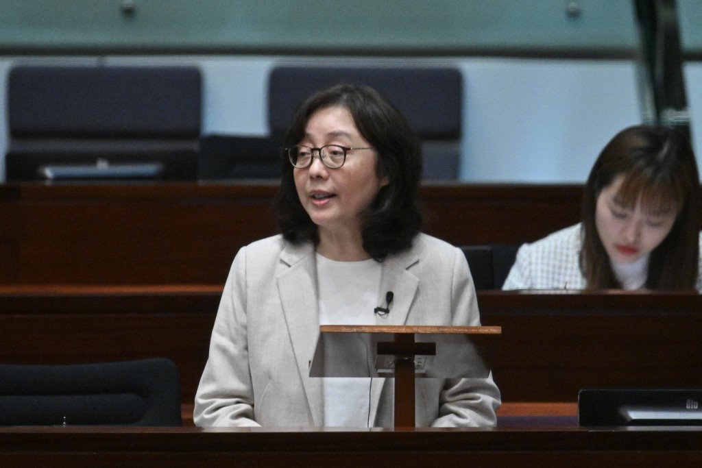 甯漢豪表示，海事處及「起動九龍東」辦事處制定《共享觀塘避風塘指引》，冀今年第四季作出諮詢。