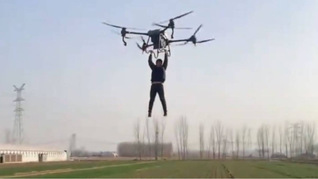 重慶有飛手以農用無人機吊運人員被「釘牌」。抖音。示意圖