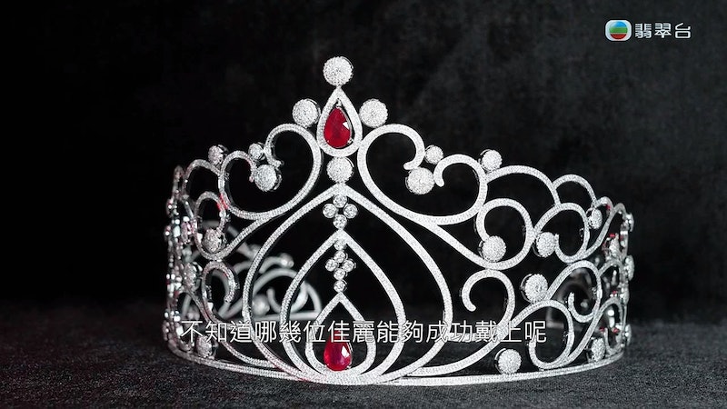 2023年的港姐冠、亚、季军的后冠，保留香港小姐标志设计为中心并加红宝石。