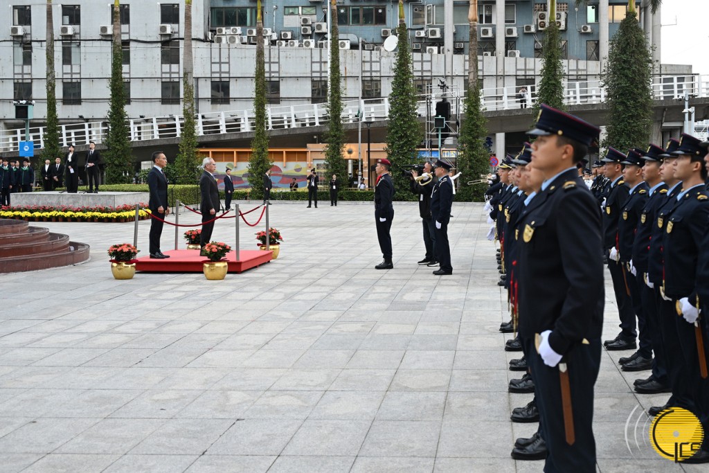 升旗儀式由澳門行政長官岑浩輝主禮。澳門政府新聞局圖片