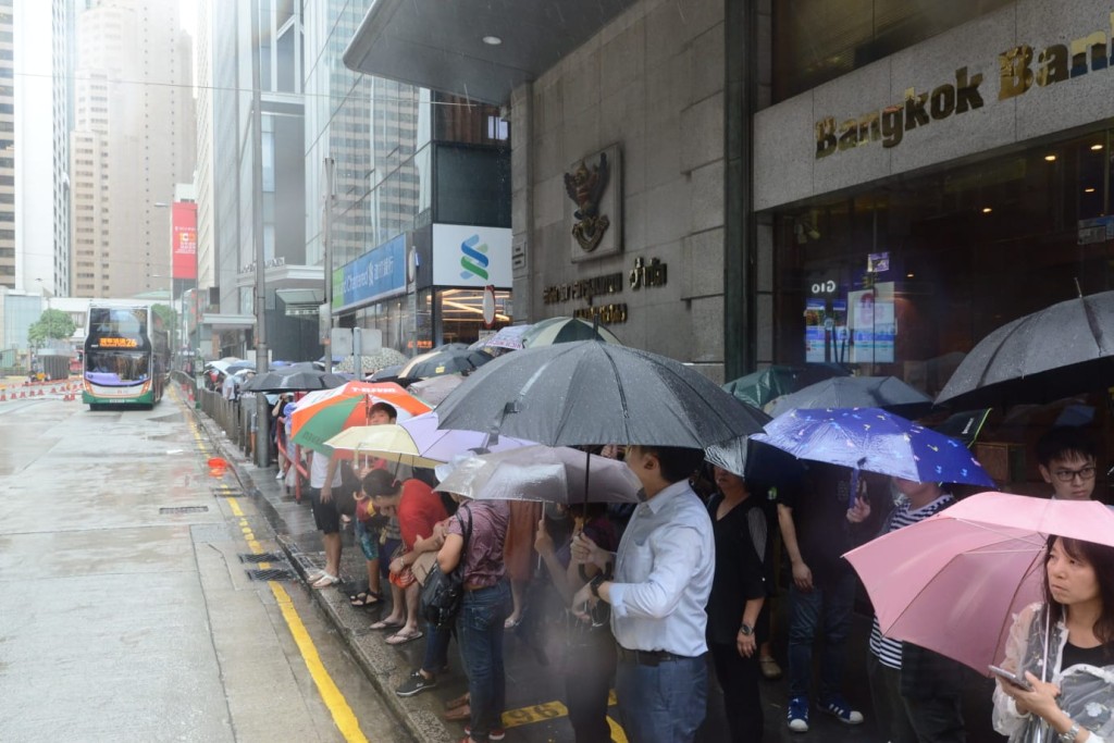 大批市民趕在八號風球懸掛前收工。