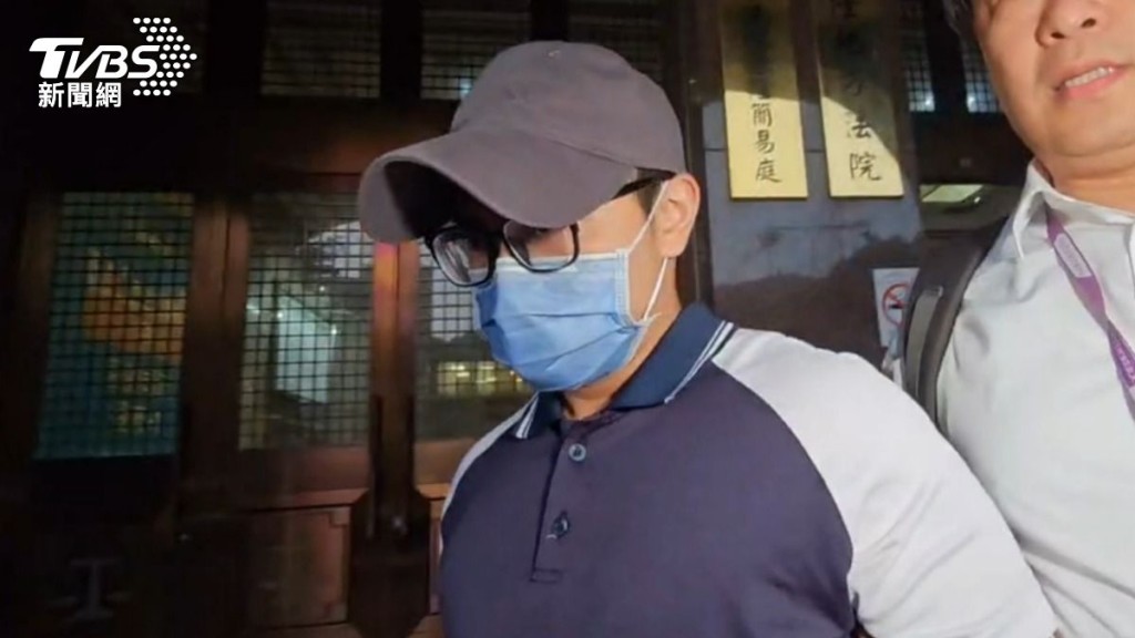 另外,有關羈押中強制處分事宜,今日(5日)下午2時30分進行羈押庭訊問,稍早法院裁定邱軍以20萬元台幣(約5.3萬港元)保釋,他離開法院時面對鏡頭不發一語,最後搭車快閃。(TVBS新聞網圖片) 另外,有關羈押中強制處分事宜,今日(5日)下午2時30分進行羈押庭訊問,稍早法院裁定邱軍以20萬元台幣(約5.3萬港元)保釋,他離開法院時面對鏡頭不發一語,最後搭車快閃。(TVBS新聞網圖片)