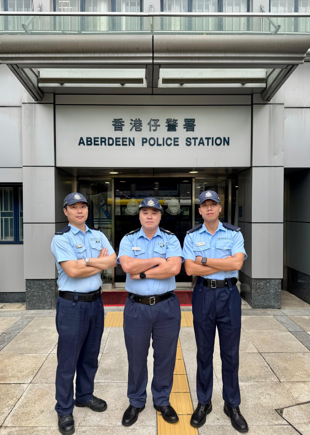 香港仔分區軍裝巡邏小隊警長張世健(中)、警員梁守鋒(左)及呂寶亨(右)在華富邨華信樓火警中迅速進行疏散,保障所有居民的生命。 香港仔分區軍裝巡邏小隊警長張世健(中)、警員梁守鋒(左)及呂寶亨(右)在華富邨華信樓火警中迅速進行疏散,保障所有居民的生命。