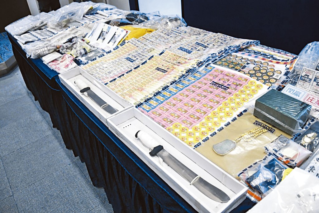 警方O記「犂庭掃穴」中檢獲大批證物。