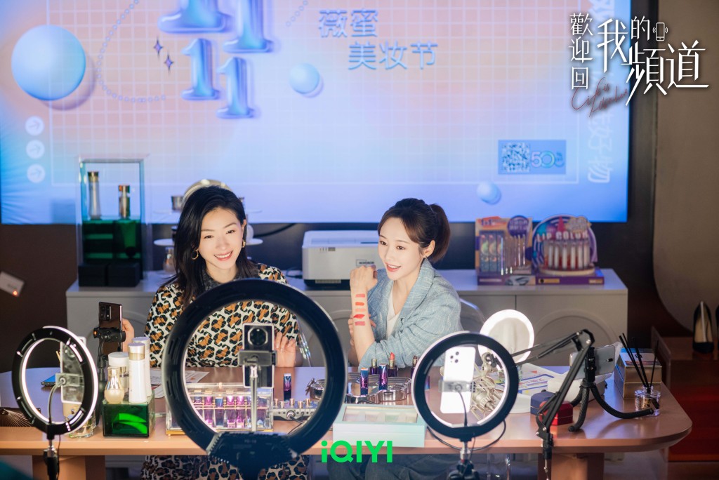 二人關係亦敵亦友。