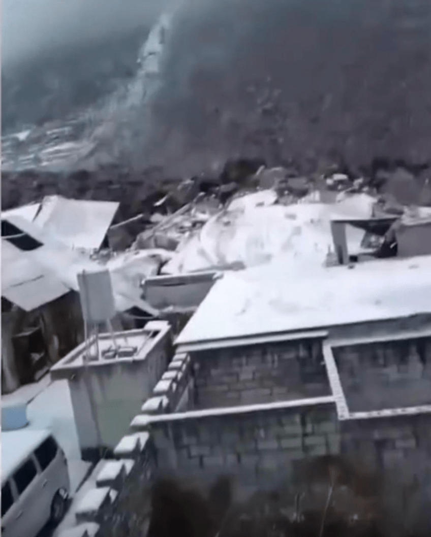 中国云南省镇雄县塘房镇凉水村22日发生山泥倾泻，大量土石流掩埋民宅，造成44人被埋。