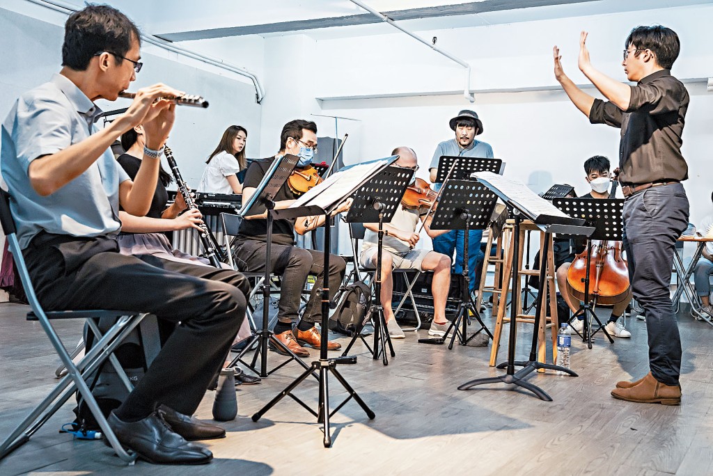 《幸福家庭與狗》結合小說朗誦和音樂。（綵排片段）