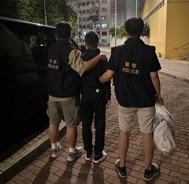 港岛总区人员在香港仔拘捕一名男子。警方图片