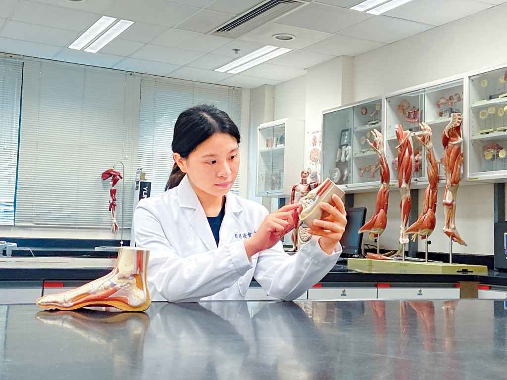 梁雅蕾通過劍擊與中醫結緣，入讀浸大中醫學學士及生物醫學理學士（榮譽）課程。