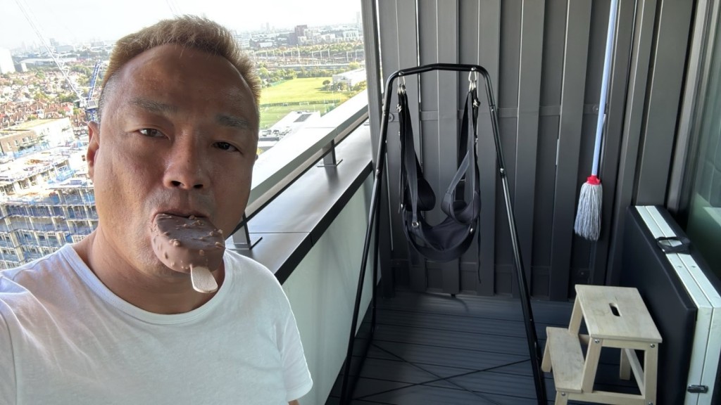 王喜仍不時拍YouTube片大談生活及社會事件。 王喜仍不時拍YouTube片大談生活及社會事件。